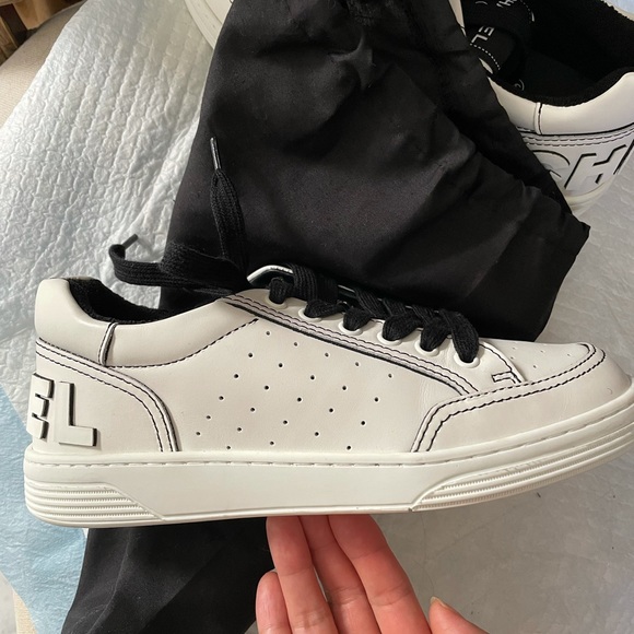 Chanel new white leather sneakers size 36 - Picture 7 of 9
